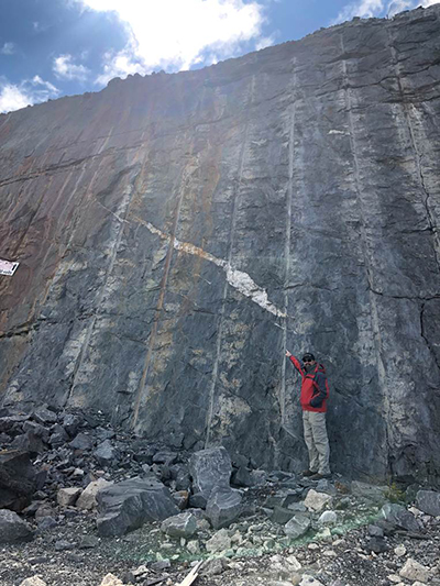 Example of the pinch and swell nature of quartz veining at Troilus in the Z87 pit wall